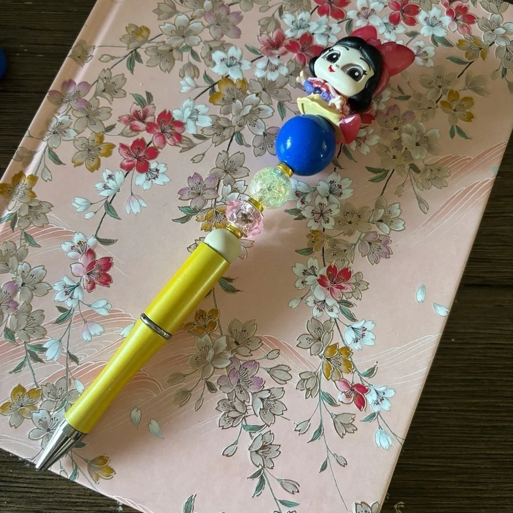 Disney Doorables: Snow White: Snow White party handmade beaded pen